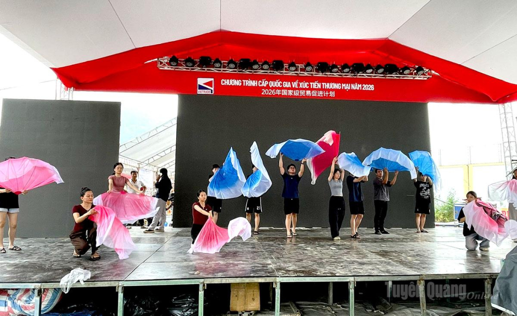 Các diễn viên, nghệ sĩ tích cực tổng duyệt các tiết mục văn nghệ trên sân khấu chính trước giờ khai mạc.