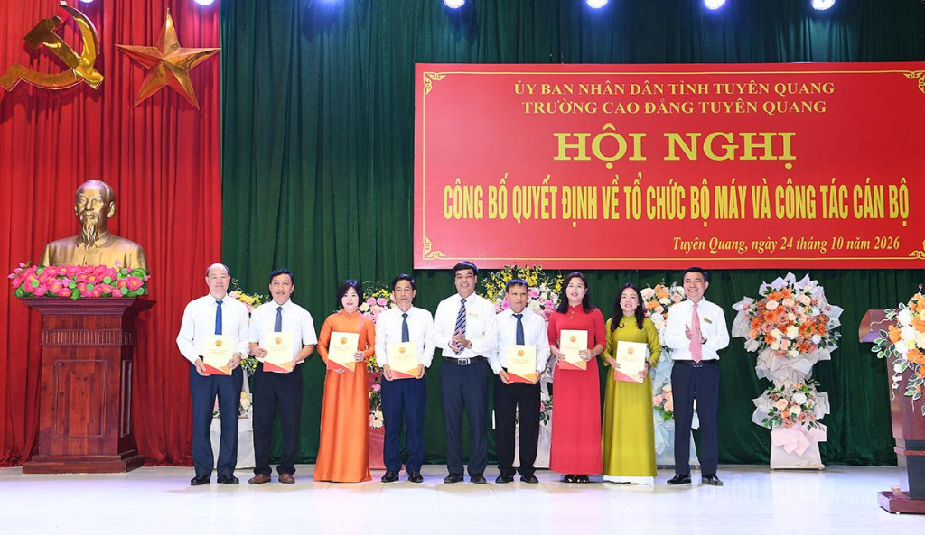 Lãnh đạo Trường Cao đẳng Tuyên Quang trao quyết định về công tác cán bộ.
