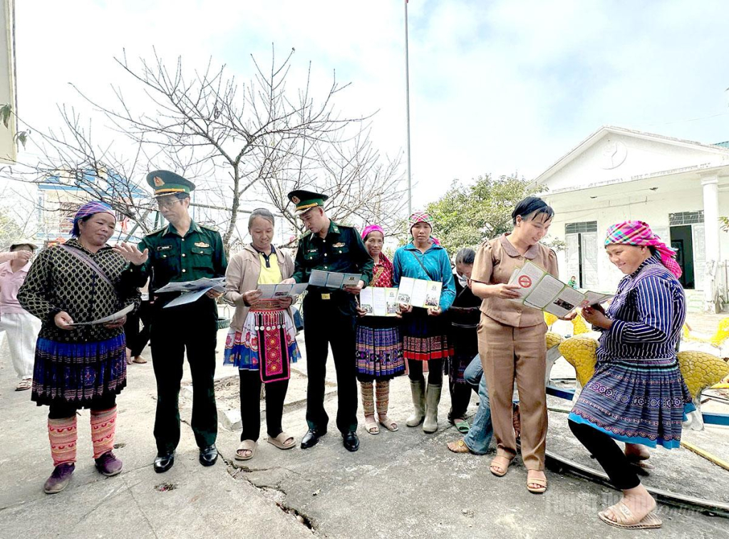 Bộ đội Biên phòng tỉnh phối hợp với các đoàn thể xã Thàng Tín tuyên truyền phòng, chống mua bán người cho nhân dân.