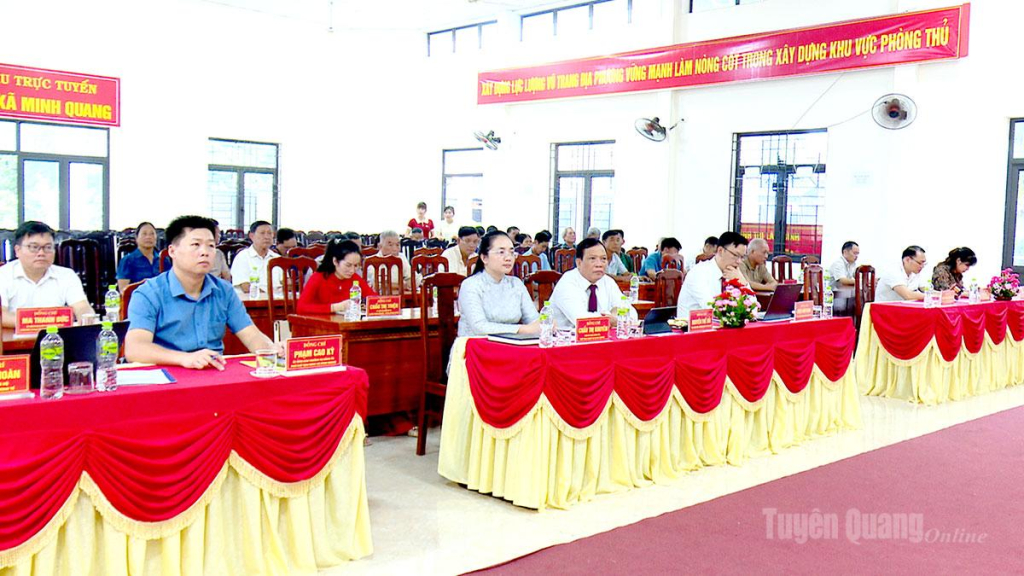 Đại biểu dự chương trình.