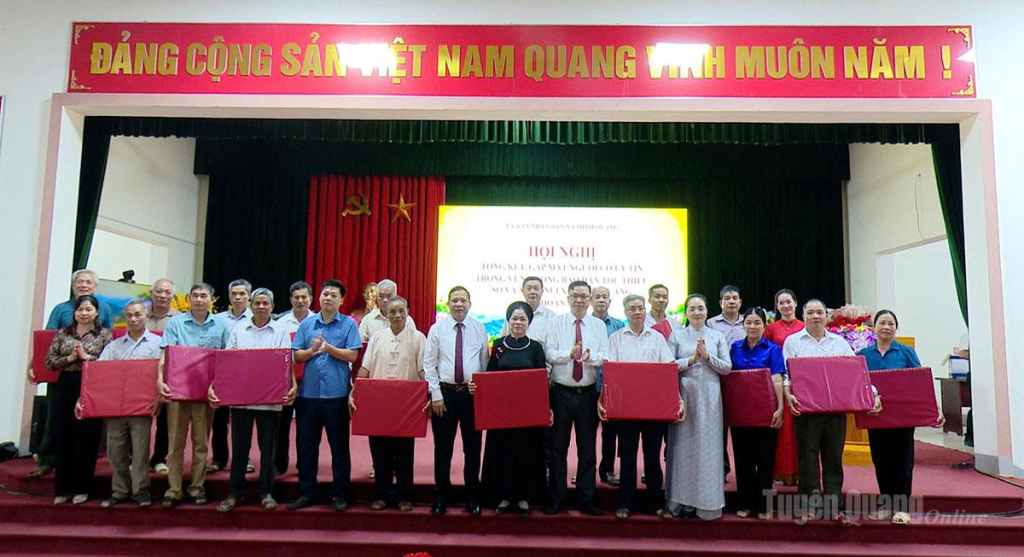 Lãnh đạo Sở Dân tộc và Tôn giáo tỉnh Tuyên Quang, xã Minh Quang tặng quà người có uy tín xã Minh Quang.