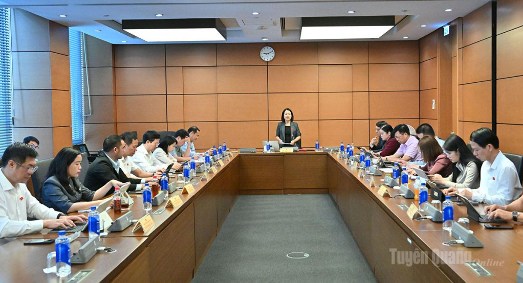 Toàn cảnh phiên họp tổ sáng 24-10.