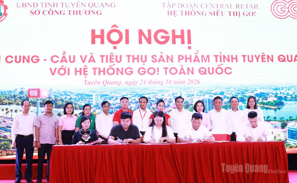 Các đại biểu chứng kiến ký kết hợp tác giữa các đơn vị sản xuất của tỉnh Tuyên Quang với hệ thống Siêu thị GO! toàn quốc.
