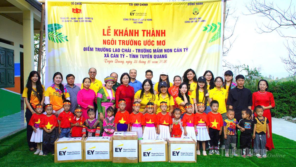 Nhà tài trợ khánh thành và tặng quà học sinh điểm trường.