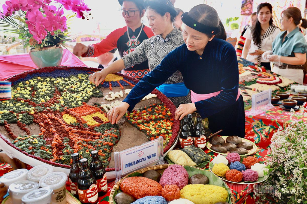 Các đội thi hoàn thiện những công đoạn cuối cùng.