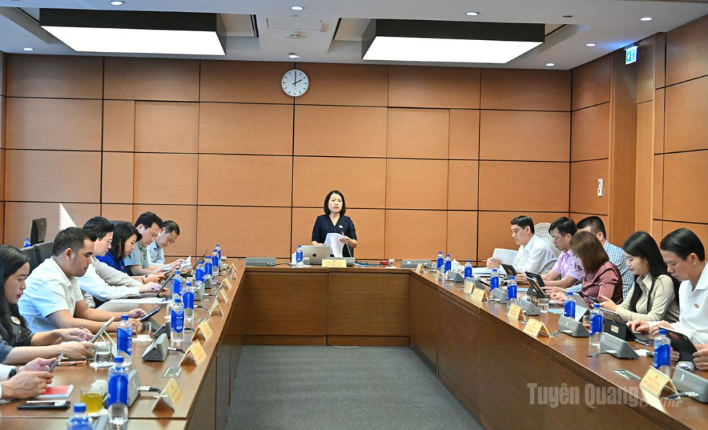 Đoàn đại biểu Tuyên Quang và Đắk Lắk thảo luận tại tổ chiều 24-10.