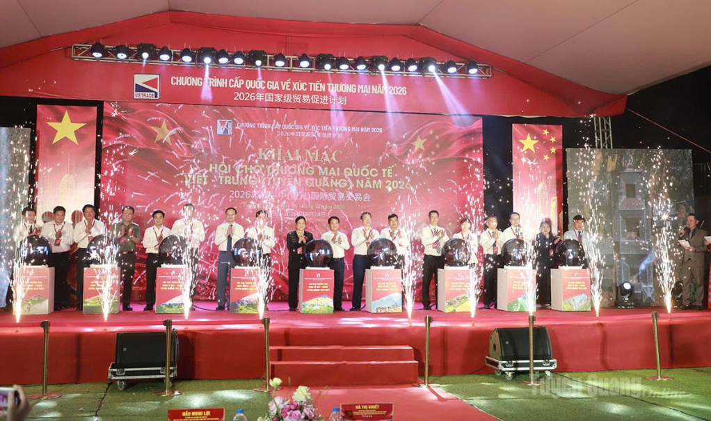 Bí thư Tỉnh ủy Hầu A Lềnh cùng các đại biểu bấm nút Khai mạc Hội chợ.