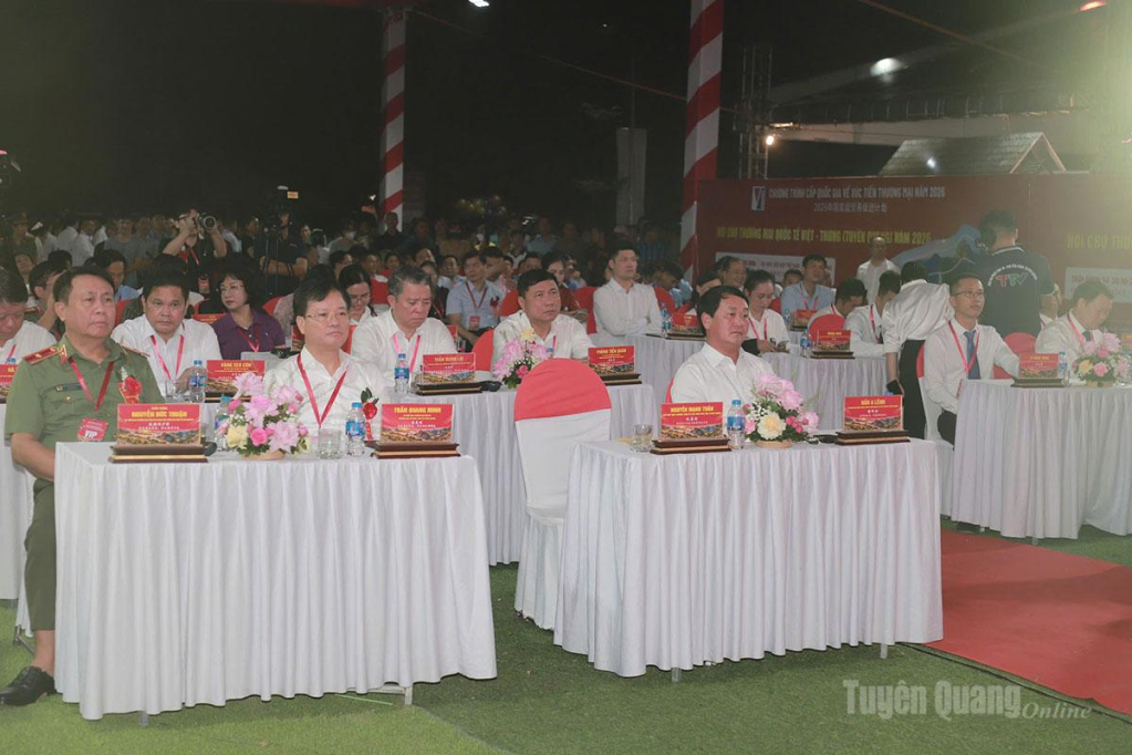 Bí thư Tỉnh ủy Hầu A Lềnh cùng các đại biểu tham dự Lễ khai mạc.