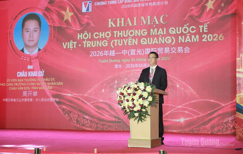 Phó Châu trưởng Chính quyền Nhân dân châu Văn Sơn, tỉnh Vân Nam (Trung Quốc) phát biểu tại Lễ khai mạc.