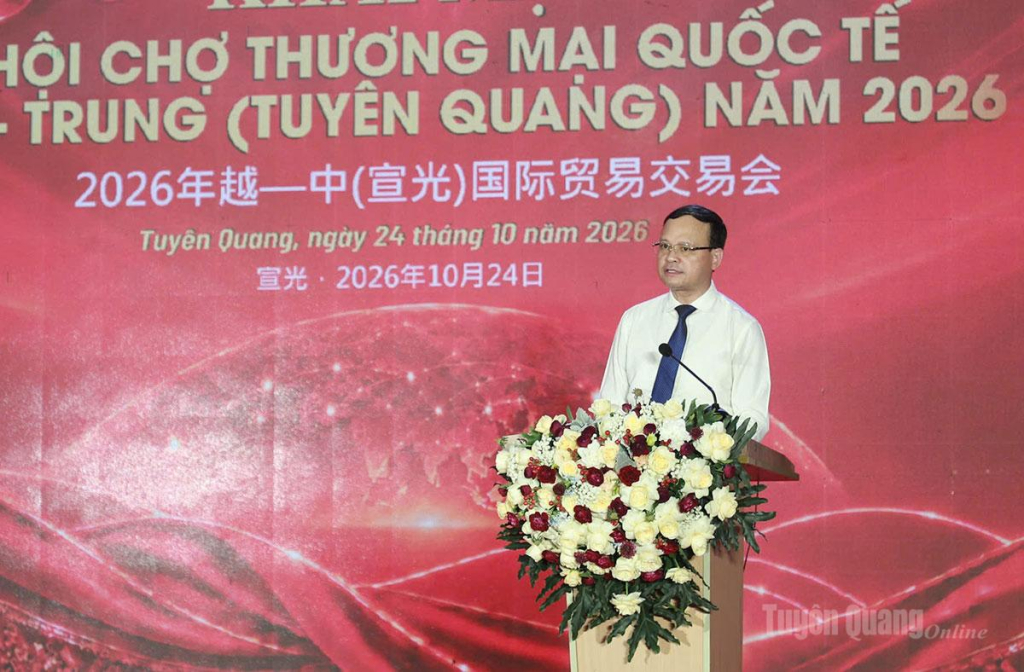 Phó Chủ tịch Thường trực UBND tỉnh Nguyễn Mạnh Tuấn khai mạc Hội chợ.