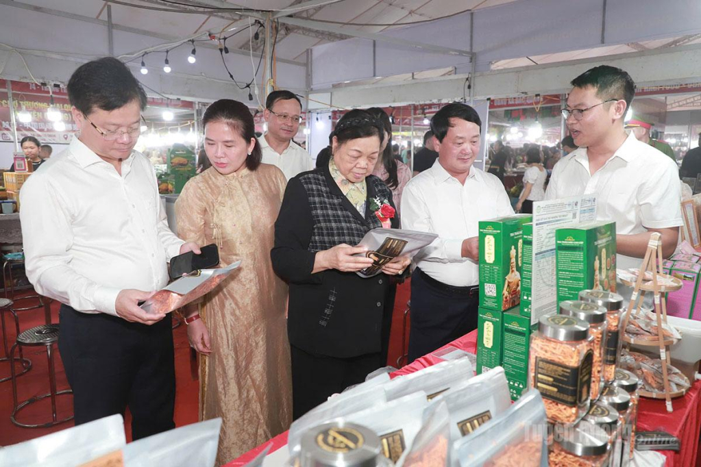 Bí thư Tỉnh ủy Hầu A Lềnh cùng các đại biểu dự Lễ khai mạc hội chợ tham quan các gian hàng trưng bày tại Hội chợ.
