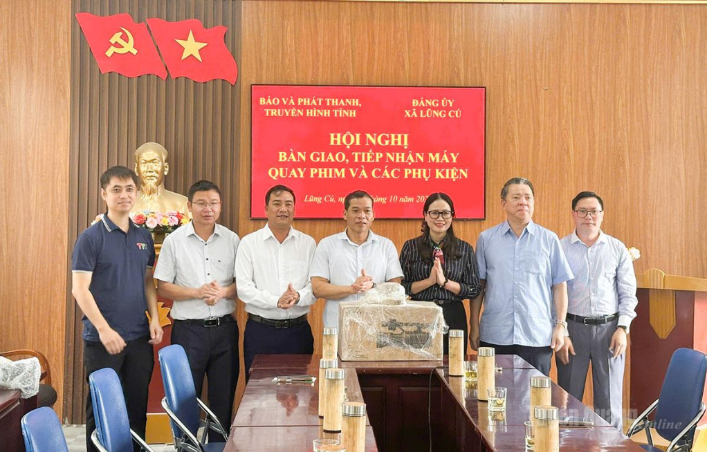 Các đồng chí lãnh đạo bàn giao thiết bị cho xã Lũng Cú.