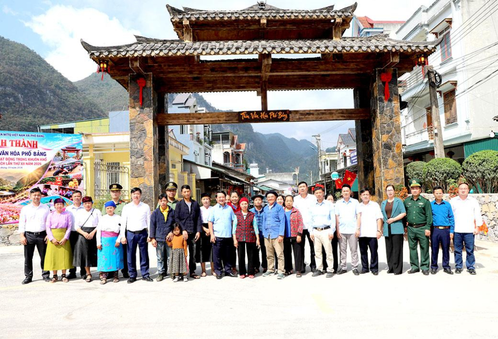 Bí thư Tỉnh uỷ Hầu A Lềnh và đoàn công tác chụp ảnh lưu niệm với lãnh đạo, nhân dân xã Phố Bảng.