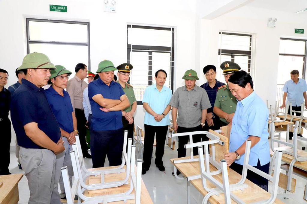 Bí thư Tỉnh ủy Hầu A Lềnh kiểm tra chất lượng bàn, ghế học sinh Trường phổ thông nội trú liên cấp TH-THCS Phố Bảng.