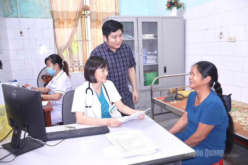 Bác sỹ thăm khám cho người cao tuổi tại phường Minh Xuân.