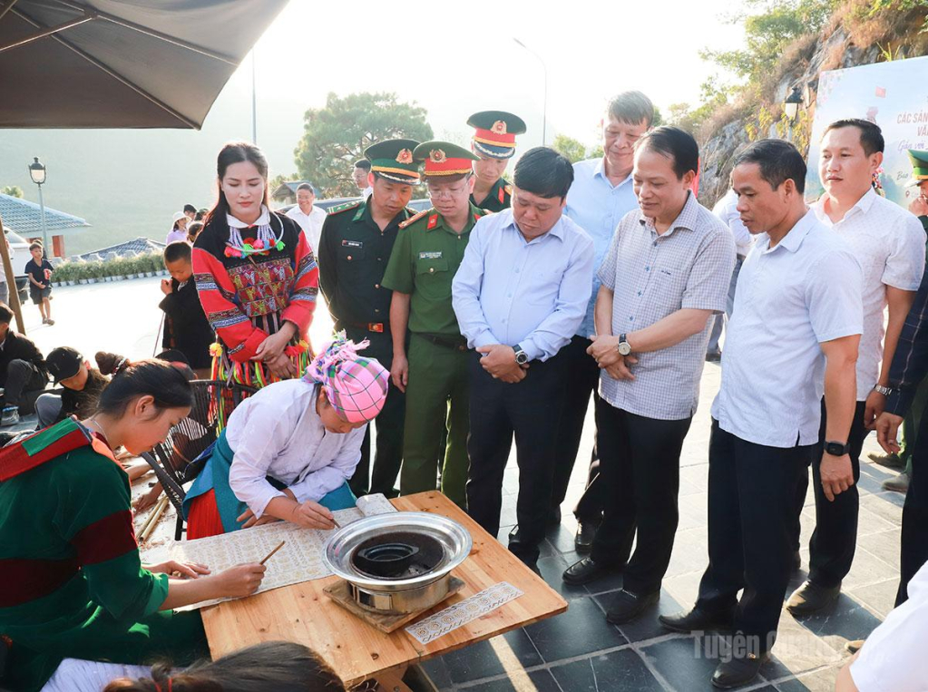 Hoạt động trải nghiệm vẽ  hoa văn bằng sáp ong trên vải lanh.