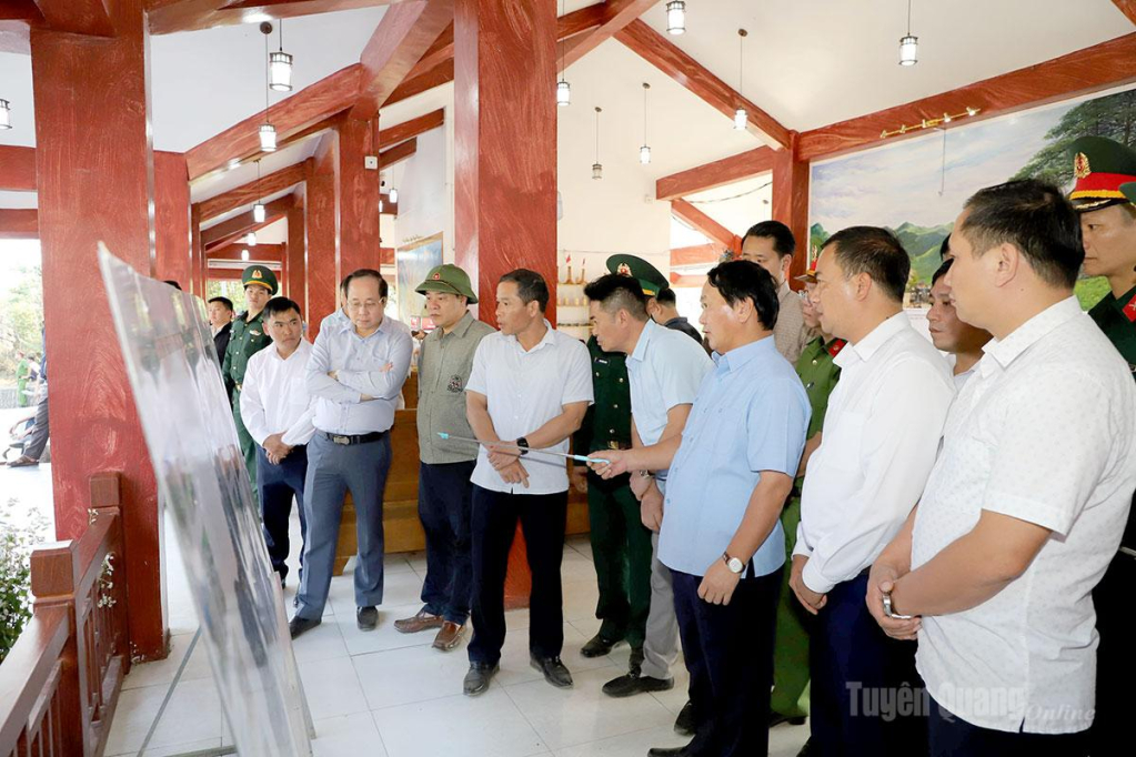 Bí thư Tỉnh ủy Hầu A Lềnh kiểm tra quy hoạch xã Lũng Cú.