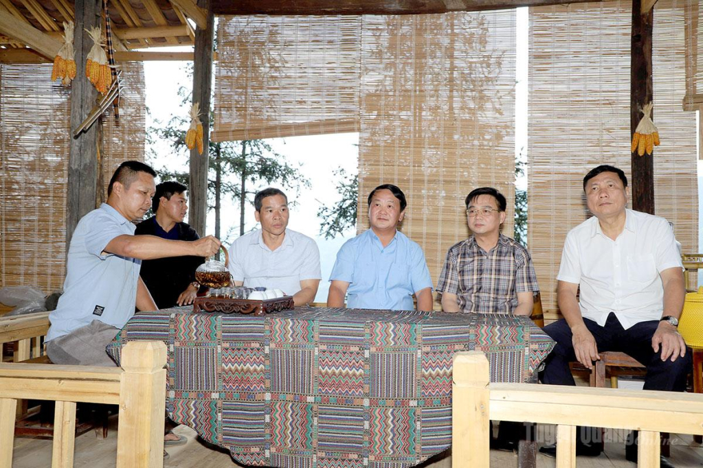 Bí thư Tỉnh ủy Hầu A Lềnh thăm không gian trà thưởng ngoạn cực bắc ở thôn Sán Trồ, xã Lũng Cú.