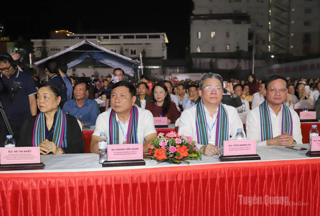 Đồng chí Hà Thị Khiết, nguyên Bí thư Trung ương Đảng, nguyên Trưởng Ban Dân vận Trung ương, nguyên Bí thư Tỉnh ủy Tuyên Quang, Phó Chủ tịch không chuyên trách Ủy ban Trung ương Mặt trận Tổ quốc Việt Nam và các đại biểu dự khai mạclễ hội.