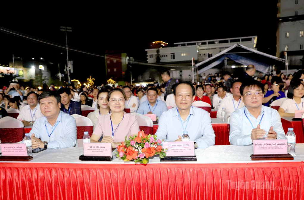 Các đại biểu dự Lễ hội hoa Tam giác giác mạch.