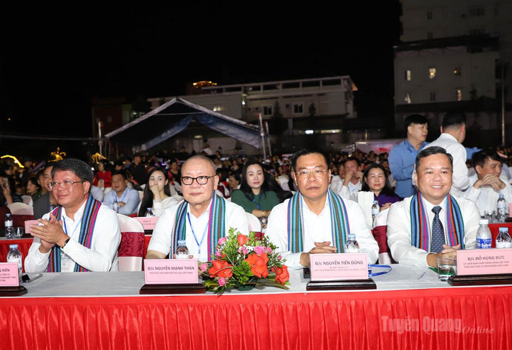 Các đại biểu dự Lễ hội hoa Tam giác mạch.
