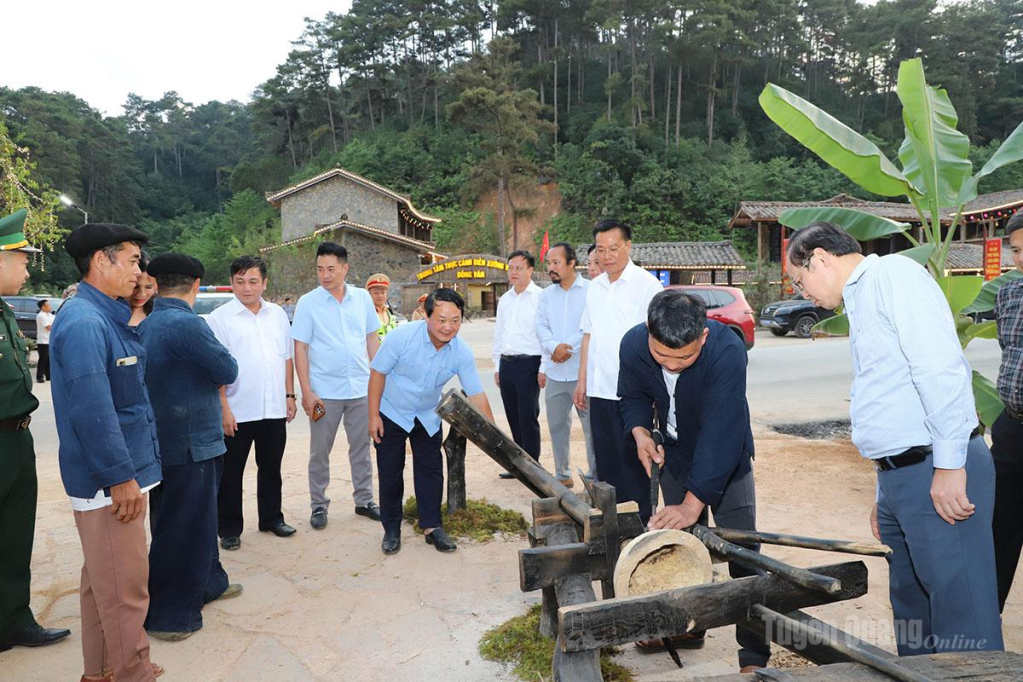 Bí thư Tỉnh ủy Hầu A Lềnh trải nghiệm tại Trung tâm thực cảnh diễn xướng về đêm xã Đồng Văn.