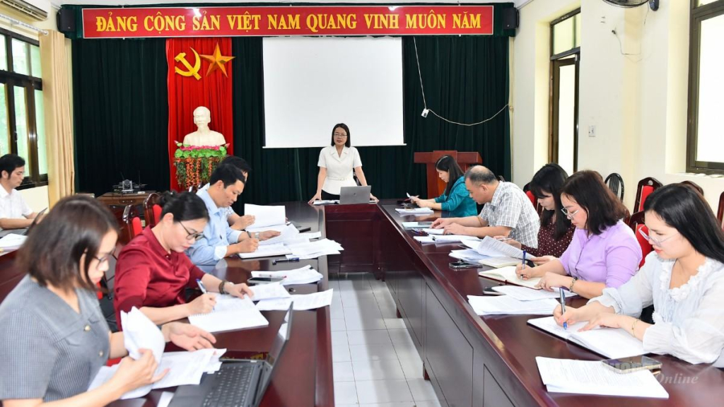 Ban Văn hóa - Xã hội HĐND tỉnh họp thẩm tra dự thảo nghị quyết trình kù họp chuyên đề.