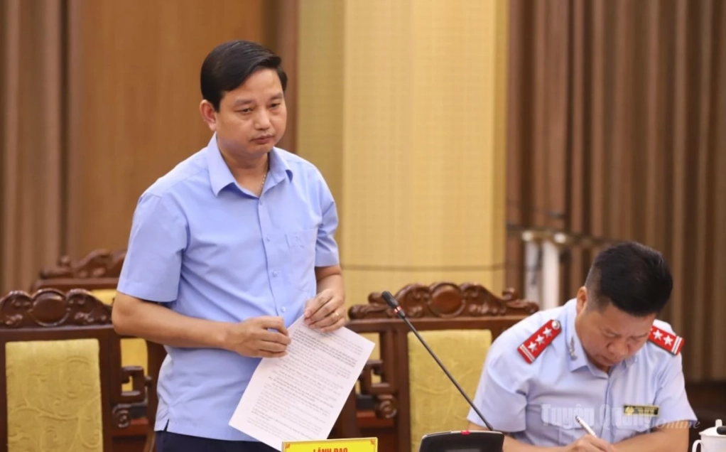 Lãnh đạo Sở Nông nghiệp và Môi trường nêu các bước cấp đổi đất cho các hộ.