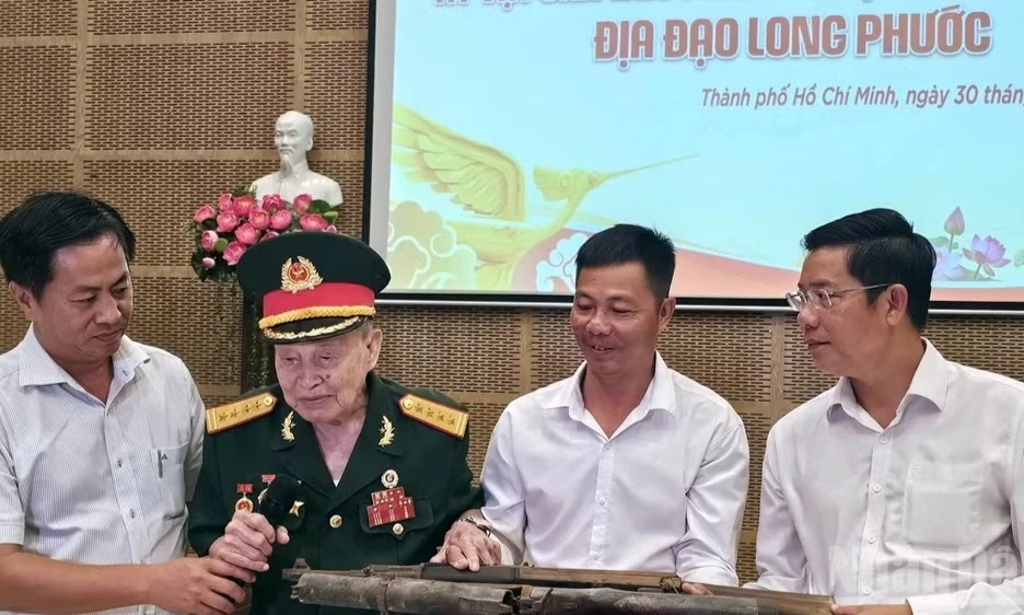 Đại t&aacute; Nguyễn Văn T&agrave;u, Anh h&ugrave;ng lực lượng vũ trang nh&acirc;n d&acirc;n tặng kỷ vật kh&aacute;ng chiến cho bảo t&agrave;ng