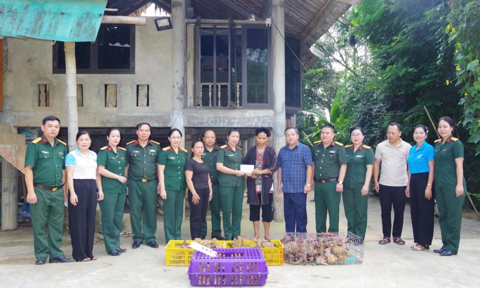 Hội Phụ nữ Bộ CHQS tỉnh trao tặng sinh kế cho hội vi&ecirc;n phụ nữ kh&oacute; khăn