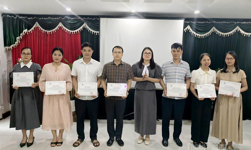 Trao chứng chỉ cho học vi&ecirc;n lớp bồi dưỡng &ldquo;Kỹ năng l&agrave;m b&aacute;o đa phương tiện - đa nền tảng - đa dịch vụ"