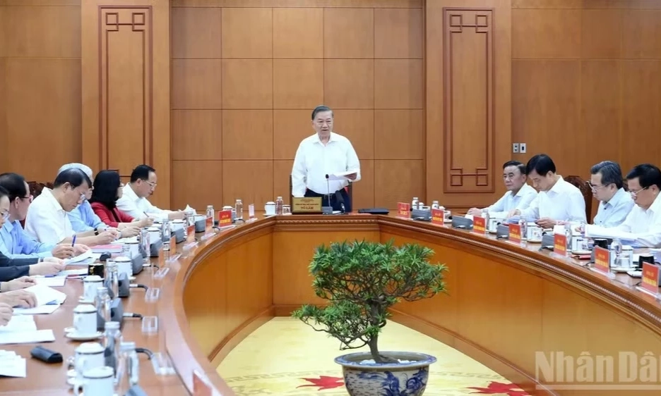C&ocirc;ng t&aacute;c tư tưởng phải s&aacute;t thực tiễn, chủ động ph&aacute;t hiện v&agrave; th&uacute;c đẩy giải quyết vấn đề