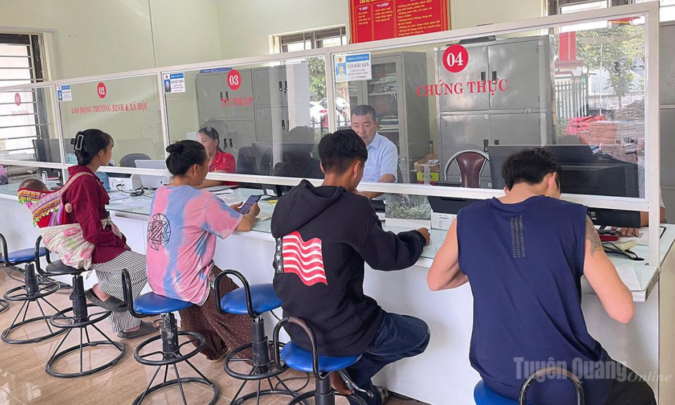 T&ugrave;ng V&agrave;i n&acirc;ng cao chất lượng giải quyết thủ tục h&agrave;nh ch&iacute;nh