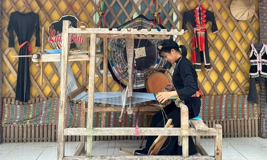 Thổ cẩm th&iacute;ch nghi với đời sống hiện đại