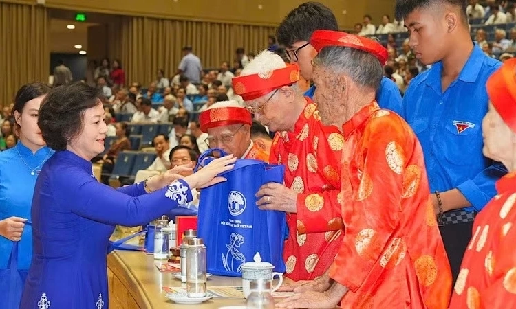 Kết hợp h&agrave;i h&ograve;a giữa bảo vệ, chăm s&oacute;c v&agrave; ph&aacute;t huy vai tr&ograve; người cao tuổi