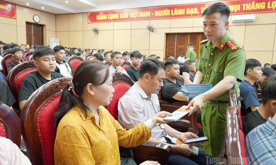 Tr&ecirc;n 300 người chấp h&agrave;nh xong &aacute;n phạt t&ugrave; được tư vấn đ&agrave;o tạo nghề, giới thiệu việc l&agrave;m v&agrave; trợ gi&uacute;p ph&aacute;p l&yacute;