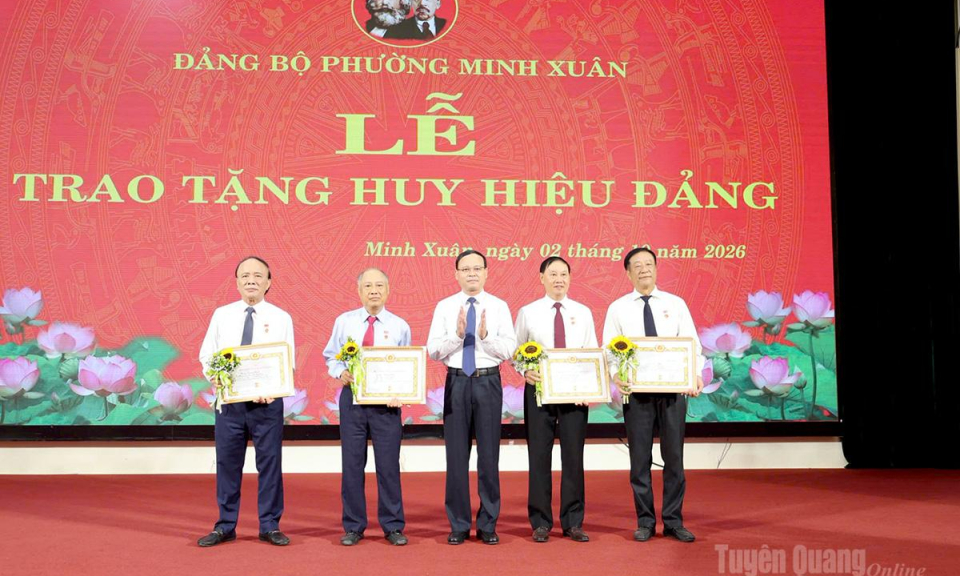 Ph&oacute; Chủ tịch Thường trực UBND tỉnh Nguyễn Mạnh Tuấn trao Huy hiệu 35 năm tuổi Đảng cho c&aacute;c đồng ch&iacute; nguy&ecirc;n Ủy vi&ecirc;n Ban Thường vụ Tỉnh ủy
