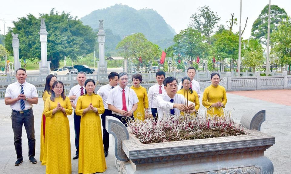 D&acirc;ng hương kỷ niệm 106 năm Ng&agrave;y sinh đồng ch&iacute; Tố Hữu