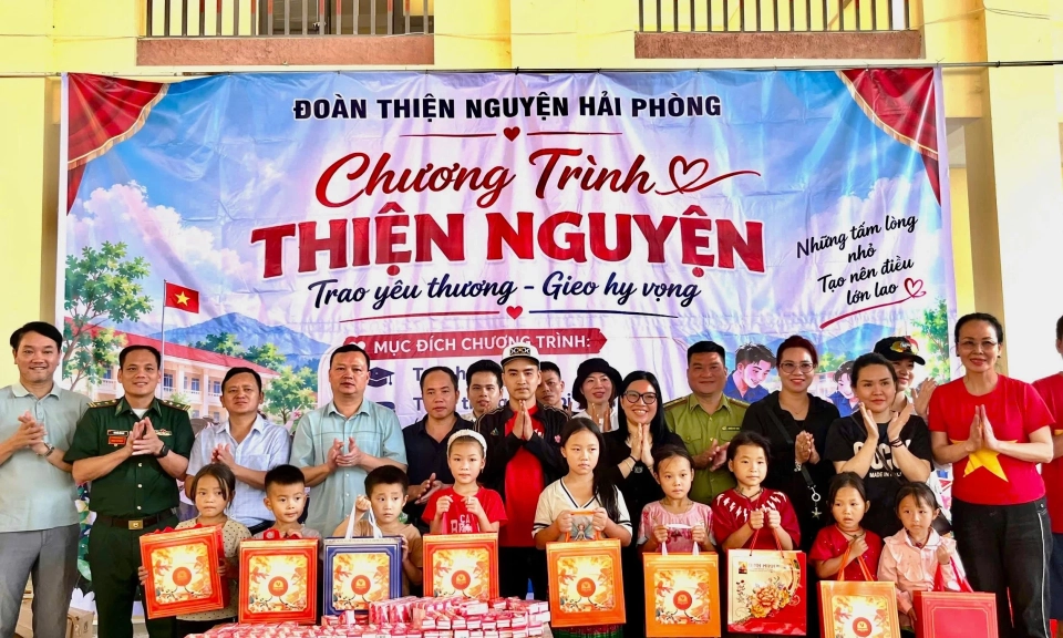Trao tặng tr&ecirc;n 400 triệu đồng hỗ trợ Trường PTDT b&aacute;n tr&uacute; Tiểu học v&agrave; THCS Sơn Vĩ