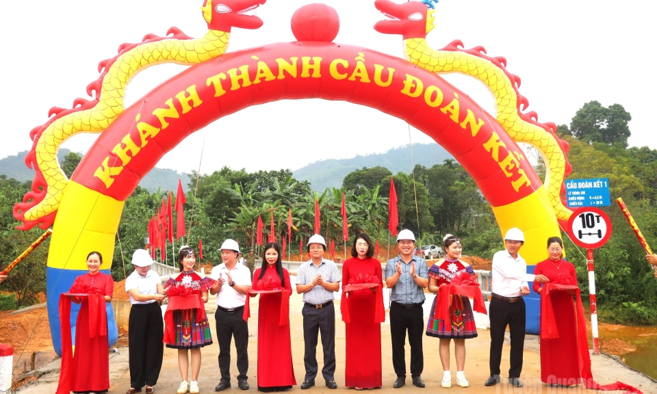 Trưởng Ban Tổ chức Tỉnh ủy dự Lễ kh&aacute;nh th&agrave;nh cầu ở x&atilde; Đồng T&acirc;m