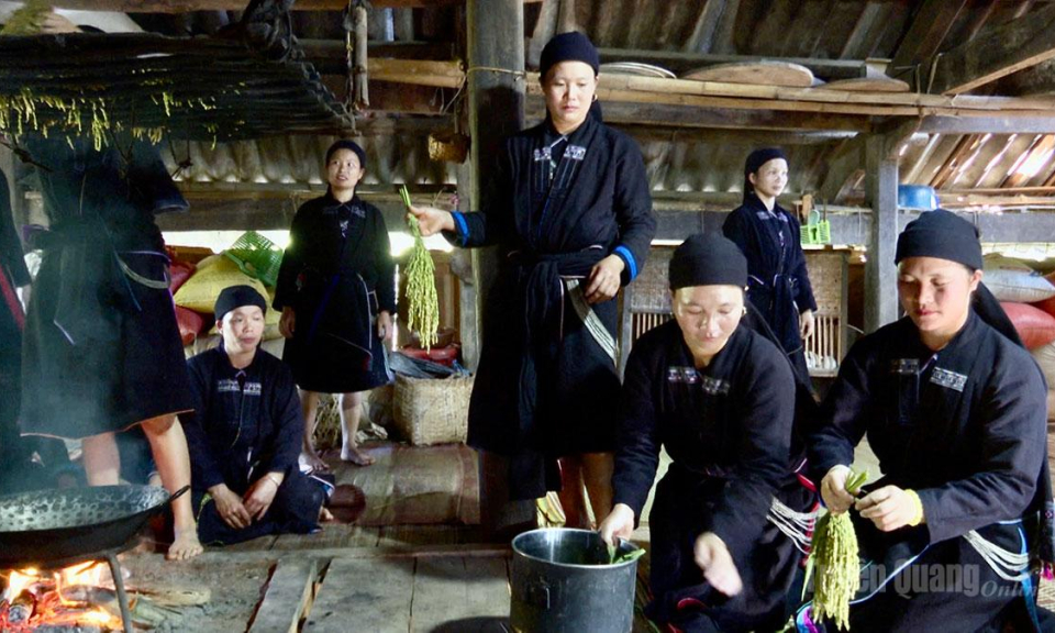 Độc đ&aacute;o m&acirc;m cỗ c&uacute;ng tổ ti&ecirc;n của người La Ch&iacute;