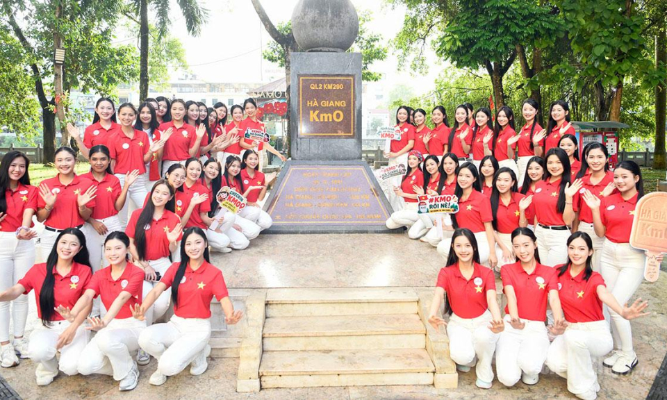 Hoa hậu tr&ecirc;n đất xứ Tuy&ecirc;n