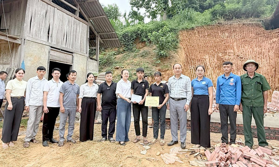 Hơn 73 triệu đồng hỗ trợ cậu học tr&ograve; mồ c&ocirc;i B&agrave;n Đức Nam