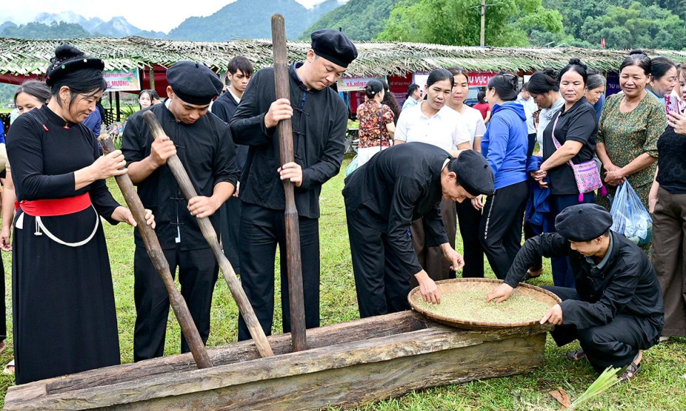 Lễ hội gi&atilde; cốm C&ocirc;n L&ocirc;n