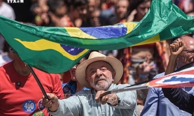 Brazil: Hai ứng cử vi&ecirc;n Tổng thống b&aacute;m đuổi s&iacute;t sao