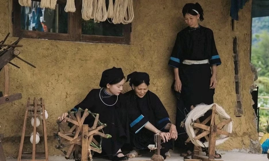 Giữ sắc ch&agrave;m bản địa tr&ecirc;n trang phục truyền thống