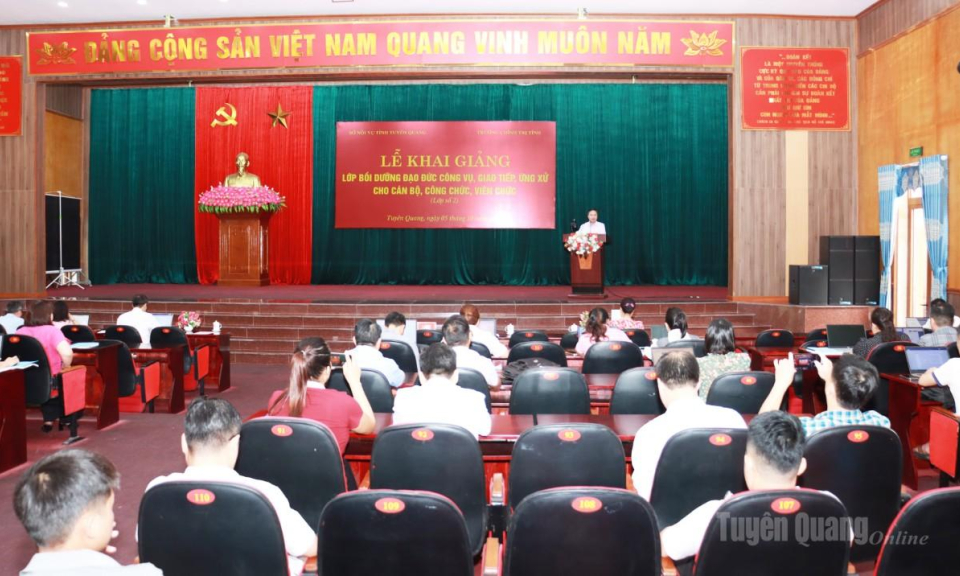 Gần 100 c&aacute;n bộ, c&ocirc;ng chức được bồi dưỡng đạo đức c&ocirc;ng vụ, giao tiếp, ứng xử