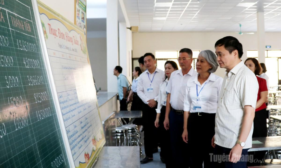 Ph&oacute; Chủ tịch UBND tỉnh Đỗ Anh Tuấn l&agrave;m việc tại Trường Phổ th&ocirc;ng nội tr&uacute; Tiểu học v&agrave; THCS Minh T&acirc;n