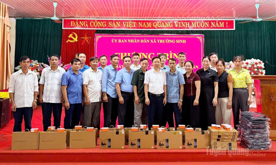 B&agrave;n giao 18 m&aacute;y t&iacute;nh v&agrave; hệ thống loa truyền thanh th&ocirc;ng minh tại x&atilde; Trường Sinh