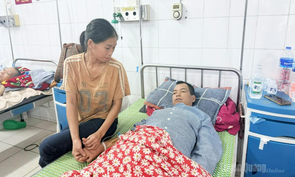 Bệnh nặng n&iacute;u bước người cha, 4 con thơ ng&oacute;ng đợi